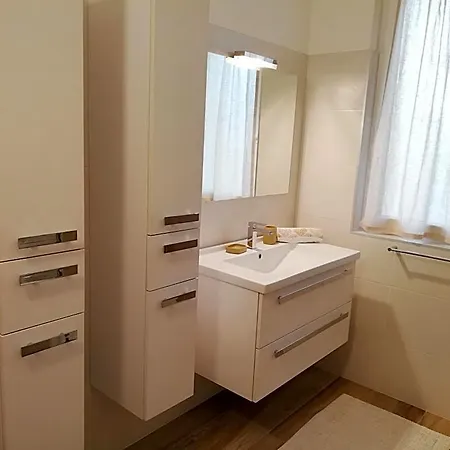 לינה וארוחת בוקר Peler 4*