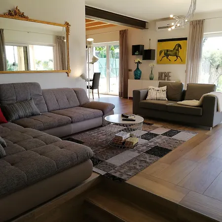 Peler Bed and Breakfast Λατζίζε